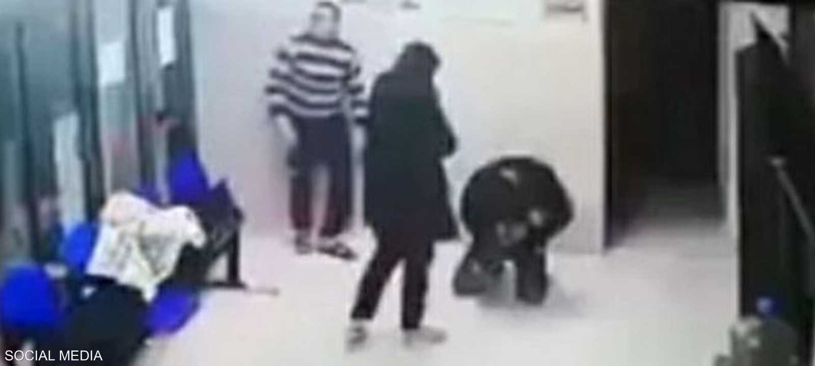 لحظة إنقاذ الطفلة في مركز طبي في جنين