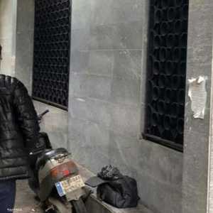 الحقيبة على مدخل البنك