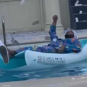 محمد رمضان يلقي دولارات داخل حمام السباحة الخاص به