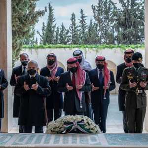 العاهل الأردني وأمراء من بينهم الأمير حمزة في زيارة لأضرحة