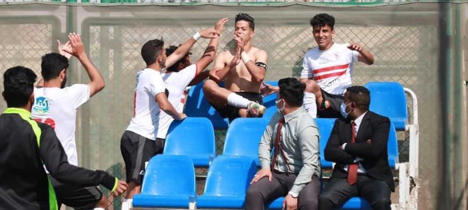 لاعب الزمالك إمام عاشور وبعض زملائه بعد انتهاء المباراة