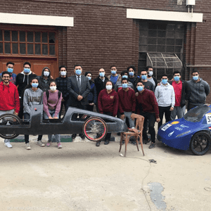 فريق مسابقة "شيل" الفائز بالمركز الأول