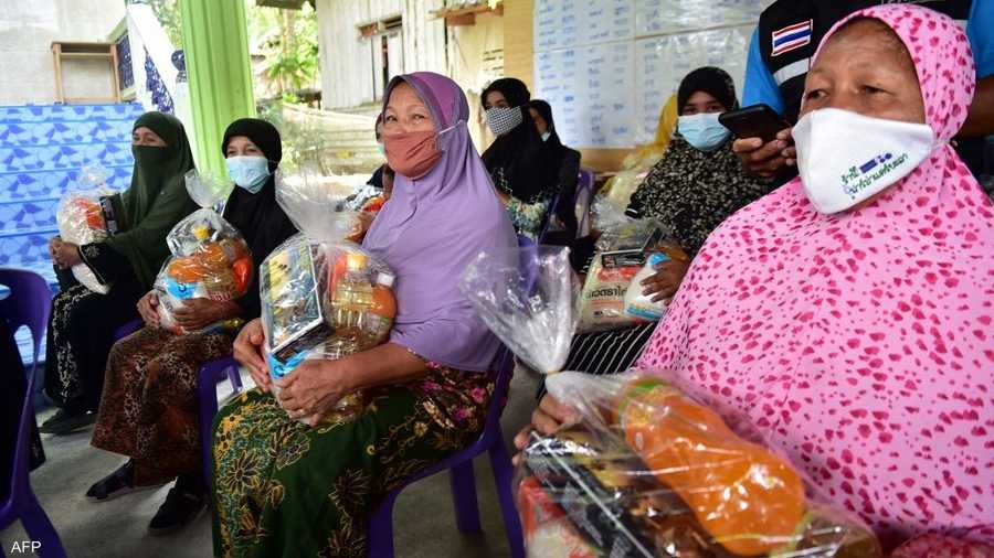 تايلنديات يحتفلن ببداية رمضان بتحضير المواد الغذائية