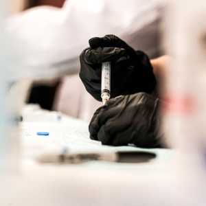 لقاح جونسون أند جونسون سبب جلطات لبعض الأشخاص