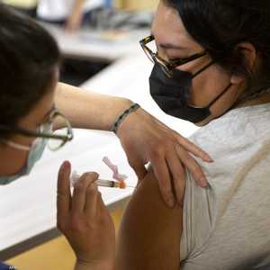 إحدى السيدات في "نافاهو" تحصل على اللقاح