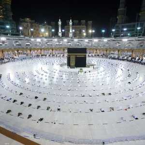 طاف معتمرون محصنون ضد فيروس كورونا حول الكعبة