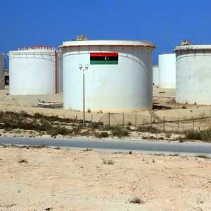 أحد حقول تكرير البترول في ليبيا.