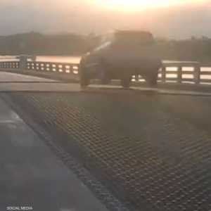 السيارة قفزت فوق الجسر لحظة فتحه