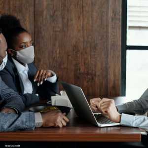 إن كنت تشم رائحة فم من يحدثك فأنت معرض لانتقال كورونا