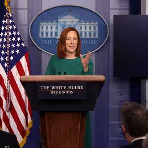 جين ساكي خلال حديثها أمام الصحفيين