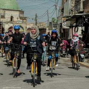 تشجع سرور هلال العراقيات على قيادة الدراجات الهوائية