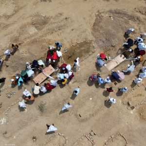 دفن أحد ضحايا كورونا