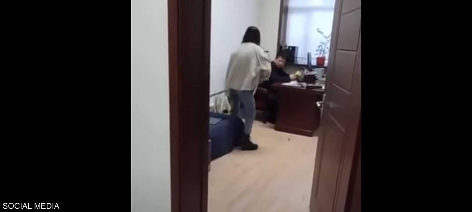 موظفة صينية تضرب مديرها في العمل