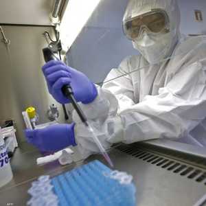يواصل العلماء محاولة فك غموض فيروس كورونا.. أرشيفية