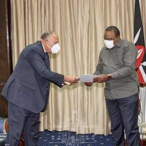 رئيس كينيا يتسلم رسالة الرئيس المصري