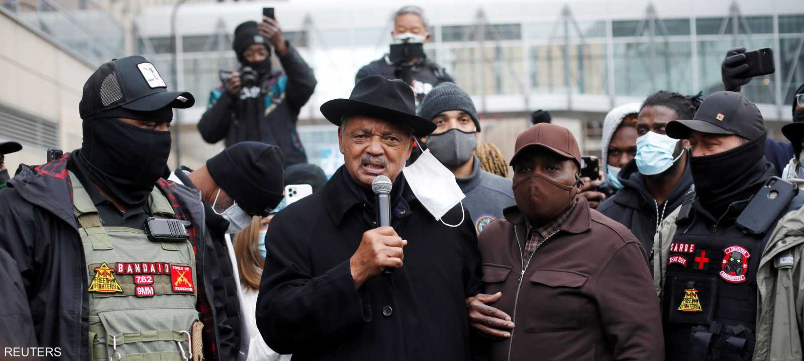 القس جيسي جاكسون خارج المحكمة