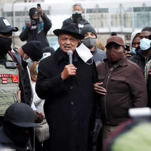 القس جيسي جاكسون خارج المحكمة