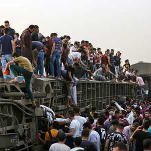 أهالي القرية يحاولون المساعدة في موقع الحادث