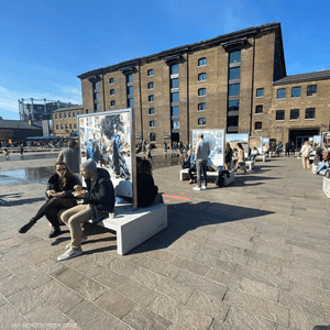 24 صورة لمدن طريق الحرير تزين مقاعد الجلوس في ساحة بلندن