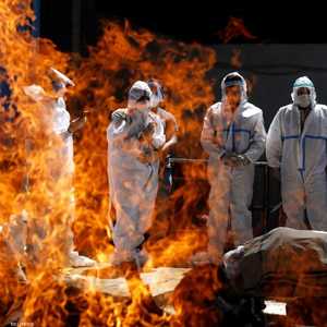 يحرقون جثمان هندي مات بكورونا