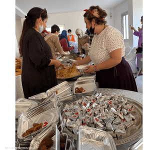 تحضير الوجبات ليتم توزيعها على المحتاجين