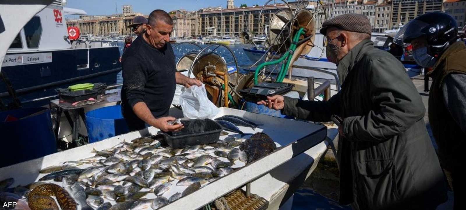 صيادون يبيعون السمك في مرسيليا