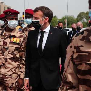 الرئيس الفرنسي خلال مشاركته في جنازة ديبي