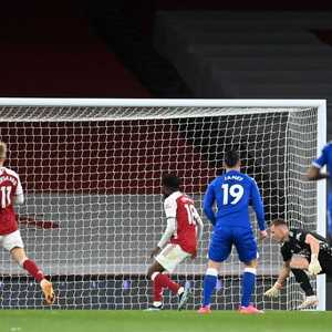 سجل بيرند لينو حارس أرسنال هدفا بالخطأ في مرماه