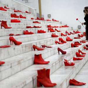 الأحذية الحمراء.. وقفة احتجاجية ضد تعنيف المرأة. (أرشيفية)