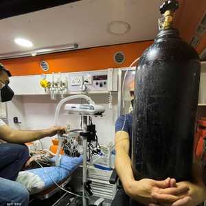 ينقلون أحد الجرحى