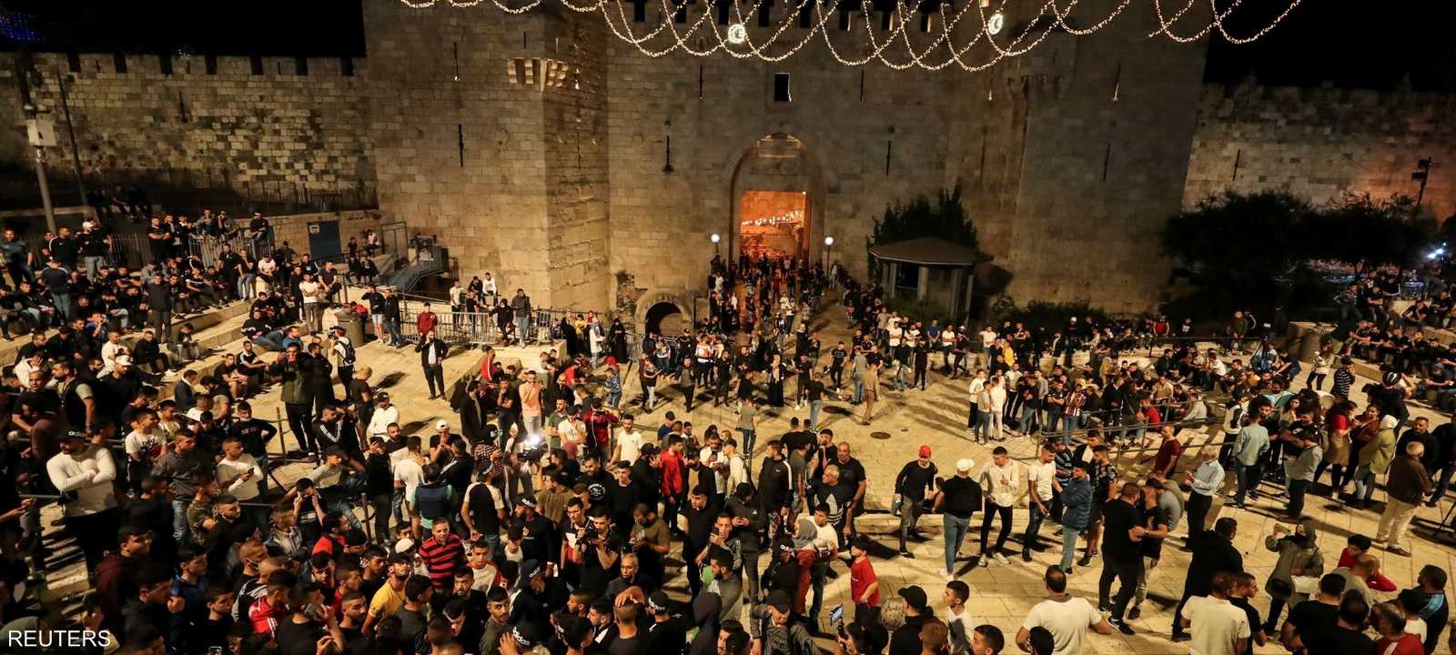 فلسطينيون يتجمعون في باب العمود بعد إزالة الحواجز في القدس