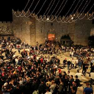 فلسطينيون يتجمعون في باب العمود بعد إزالة الحواجز في القدس