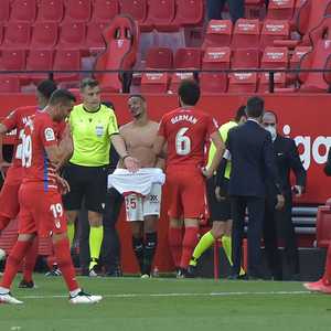 اللاعيون عادوا لارتداء قمصانهم بعد قرار الحكم