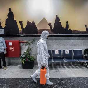 عملية تعقيم بأحد المطارات المصرية لمواجهة تفشي كورونا -أرشيف