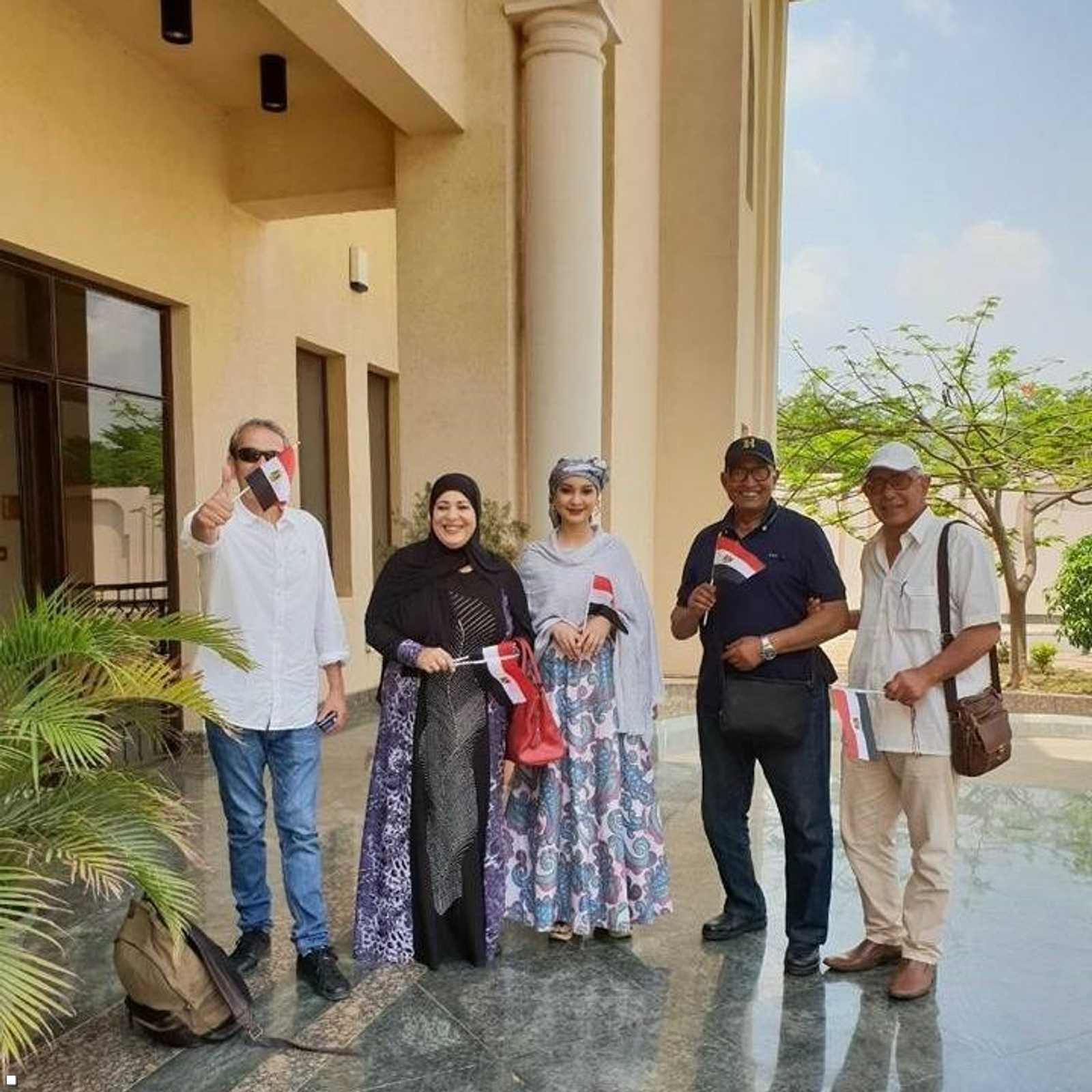 الطبيب أحمد شاكر وسط تلاميذه