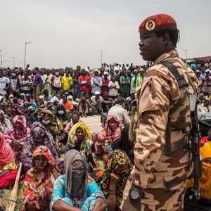 جماهير تشارك في تشييع جثمان الرئيس التشادي إدريس ديبي