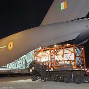 نقل 6 حاويات أكسجين من دبي إلى الهند