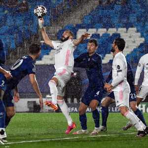 بنزيما يستعد لتسجيل التعادل