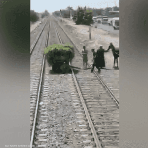 العربة كانت تحمل زرع وتعثرت أمام القطار