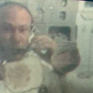 مايكل كولينز ظل في مركبة الفضاء وحيدا 21 ساعة