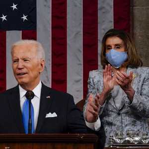 بايدن وخلفه بيلوسي وهاريس