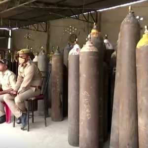 أسطوانات أكسجين تحت حراسة الشرطة الهندية