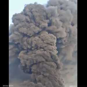 الحريق تسبب بسحابة دخانية كثيفة.