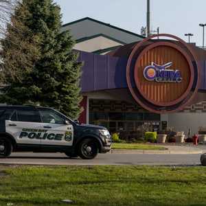 سيارة شرطة أمام مكان الحادث