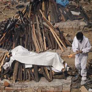 حرق الجثث أصبح طقسا على مدار الساعة في الهند
