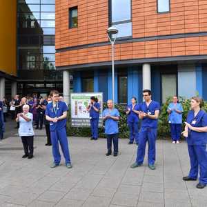 أطباء وممرضون خارج إحدى المستشفيات البريطانية.