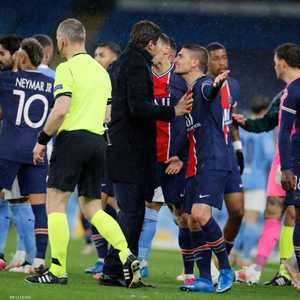 لاعبو سان جرمان أحاطوا بحكم المباراة