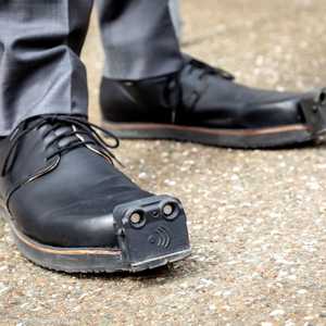 الحذاء يعمل عن طريق أجهزة الاستشعار بالموجات فوق الصوتية