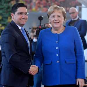 وزير الخارجية المغربي مع ميركل في وقت سابق