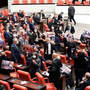 من المقرر ان يناقش البرلمان مسودة الدستور الجديد.